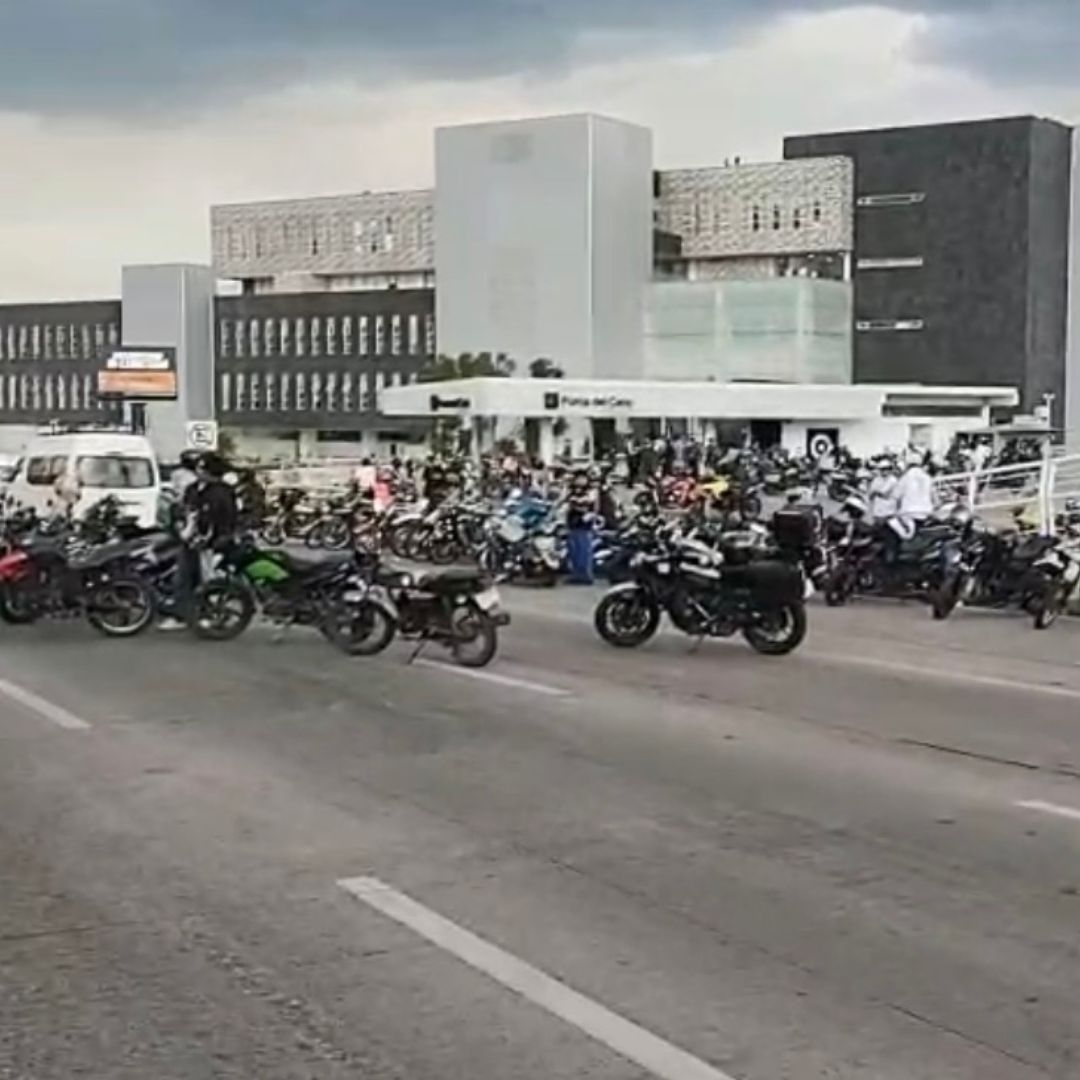 Motociclistas Bloquean Vía Atlixcáyotl en Puebla; Protestan Contra Cascos Engomados